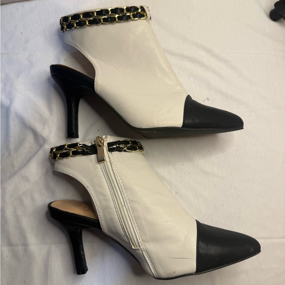 Jessica Carlyle white bootie style high heels . Pointed toe size 6 women